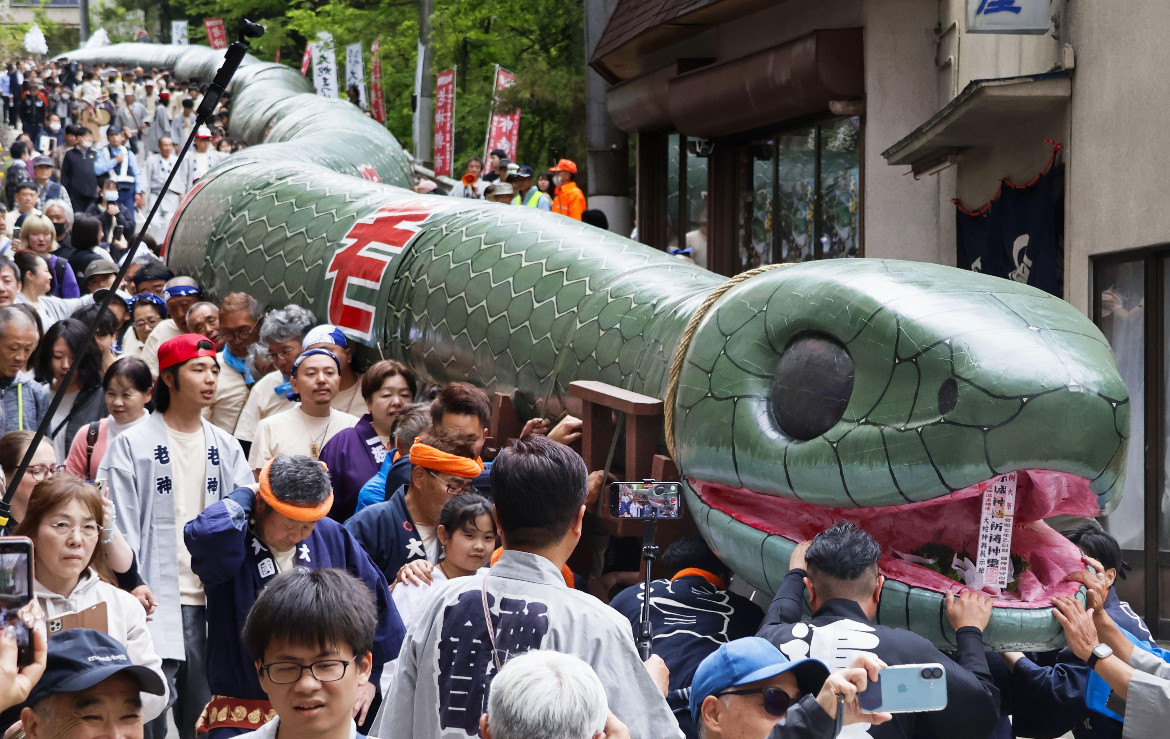 108メートルの大蛇みこし担ぐ 群馬・老神温泉で12年ぶり - 産経ニュース