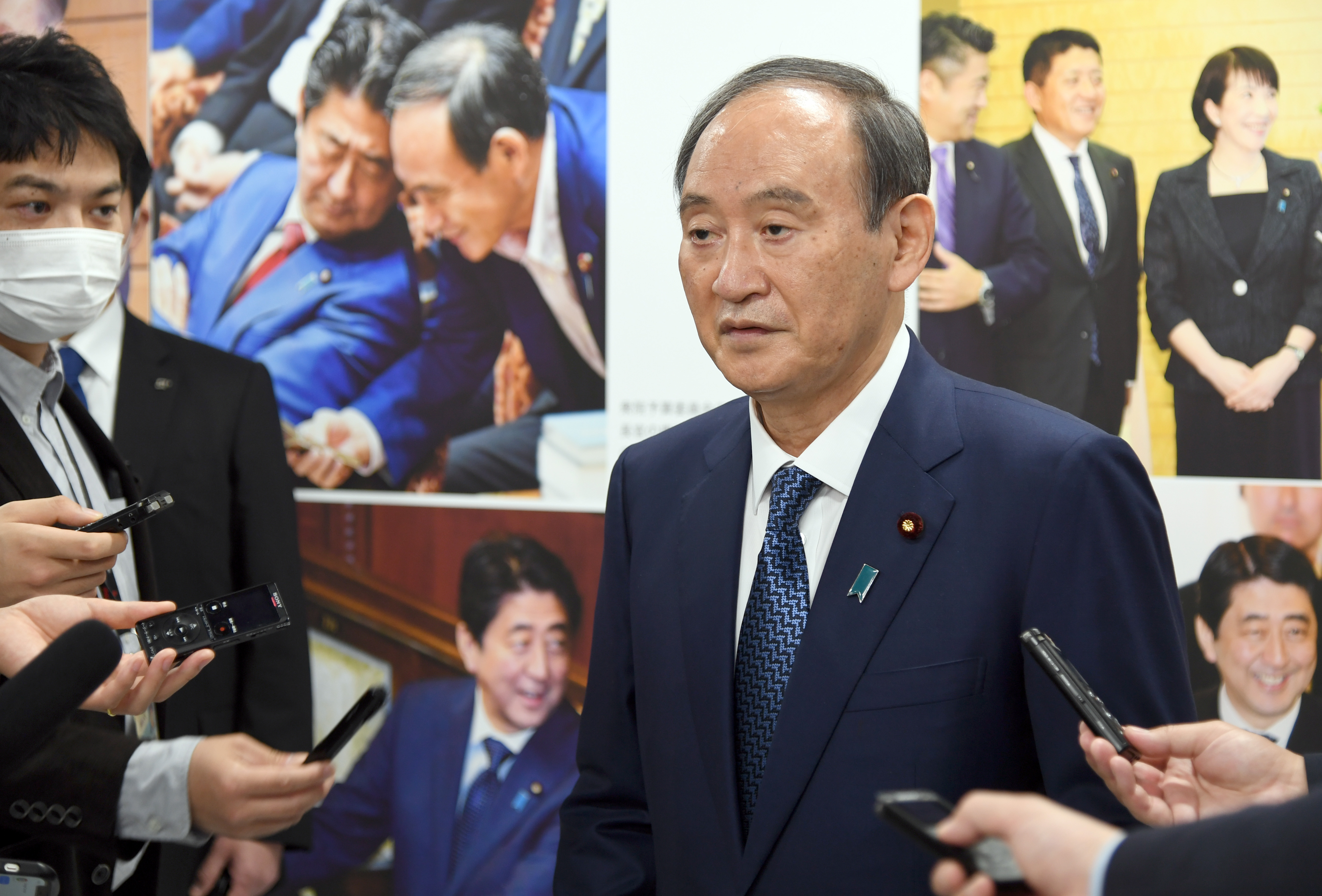 安倍晋三元首相の写真展開幕 菅義偉前首相「安倍さんの魅力引き出して