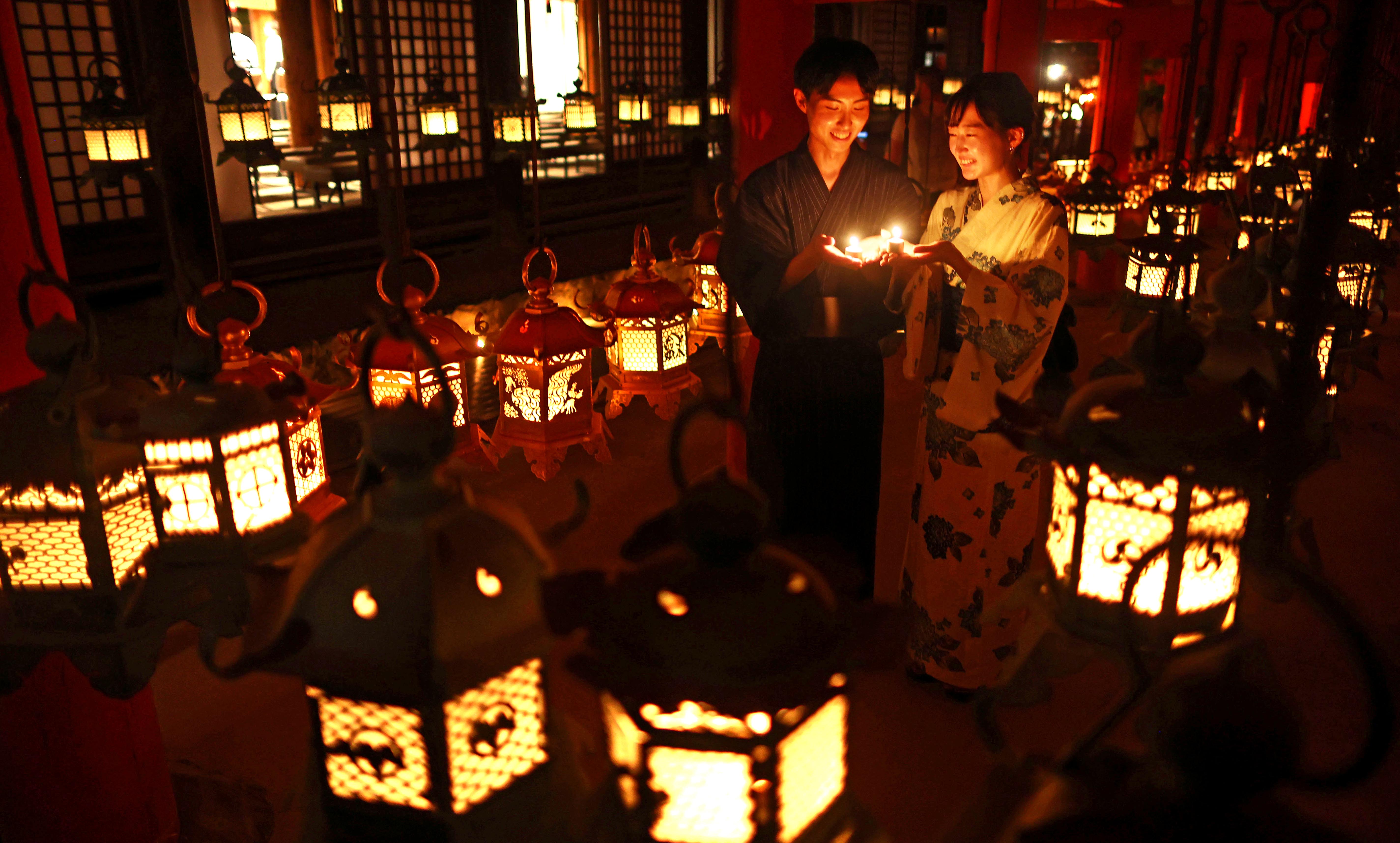 淡い明かりに願い込め「中元万燈籠」奈良・春日大社 お盆の伝統行事