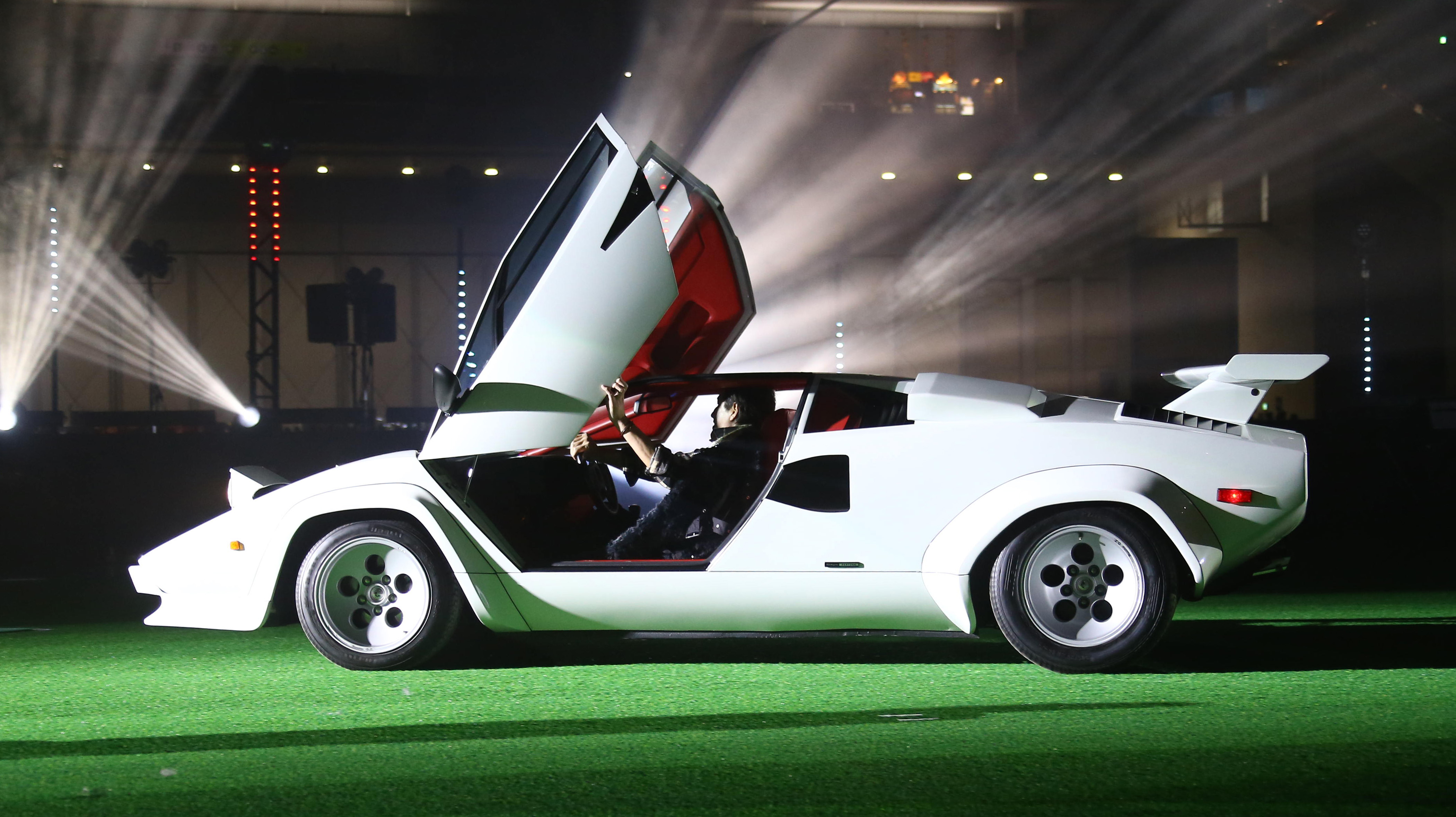 日本ハム・新庄ビッグボスがランボルギーニで登場 札幌ファンフェスタ