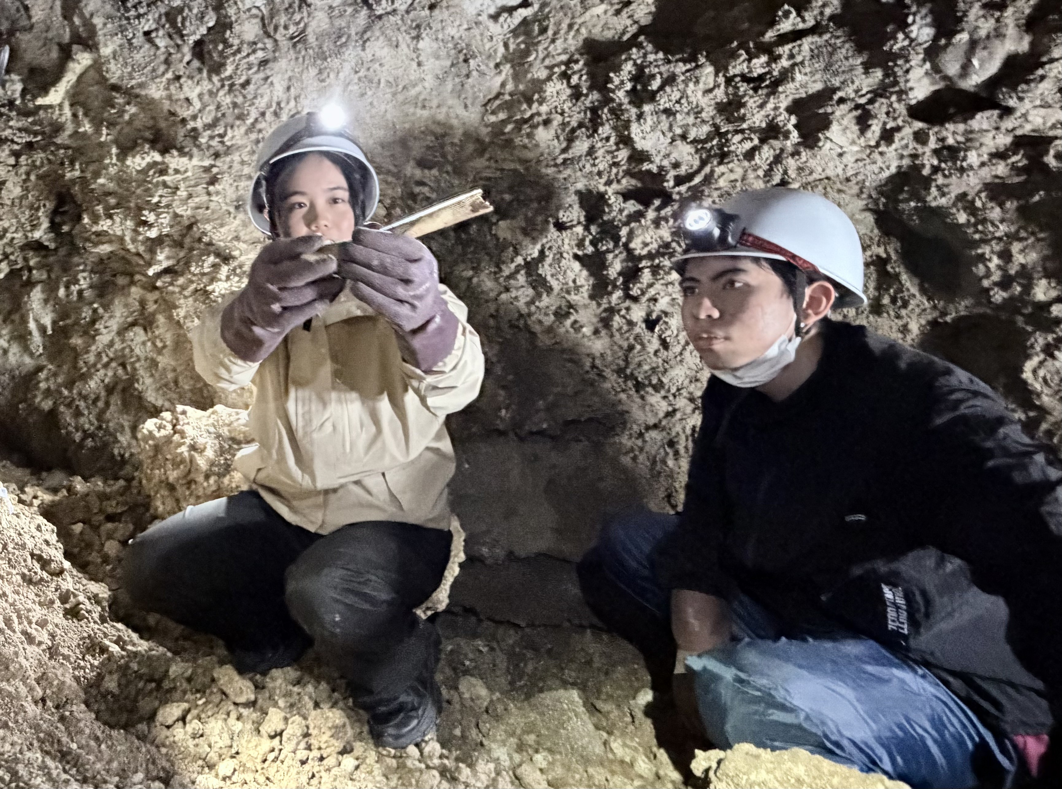 沖縄の高校生、「ガマ」で戦没者の遺骨掘り出す 「何と言ったらいいか