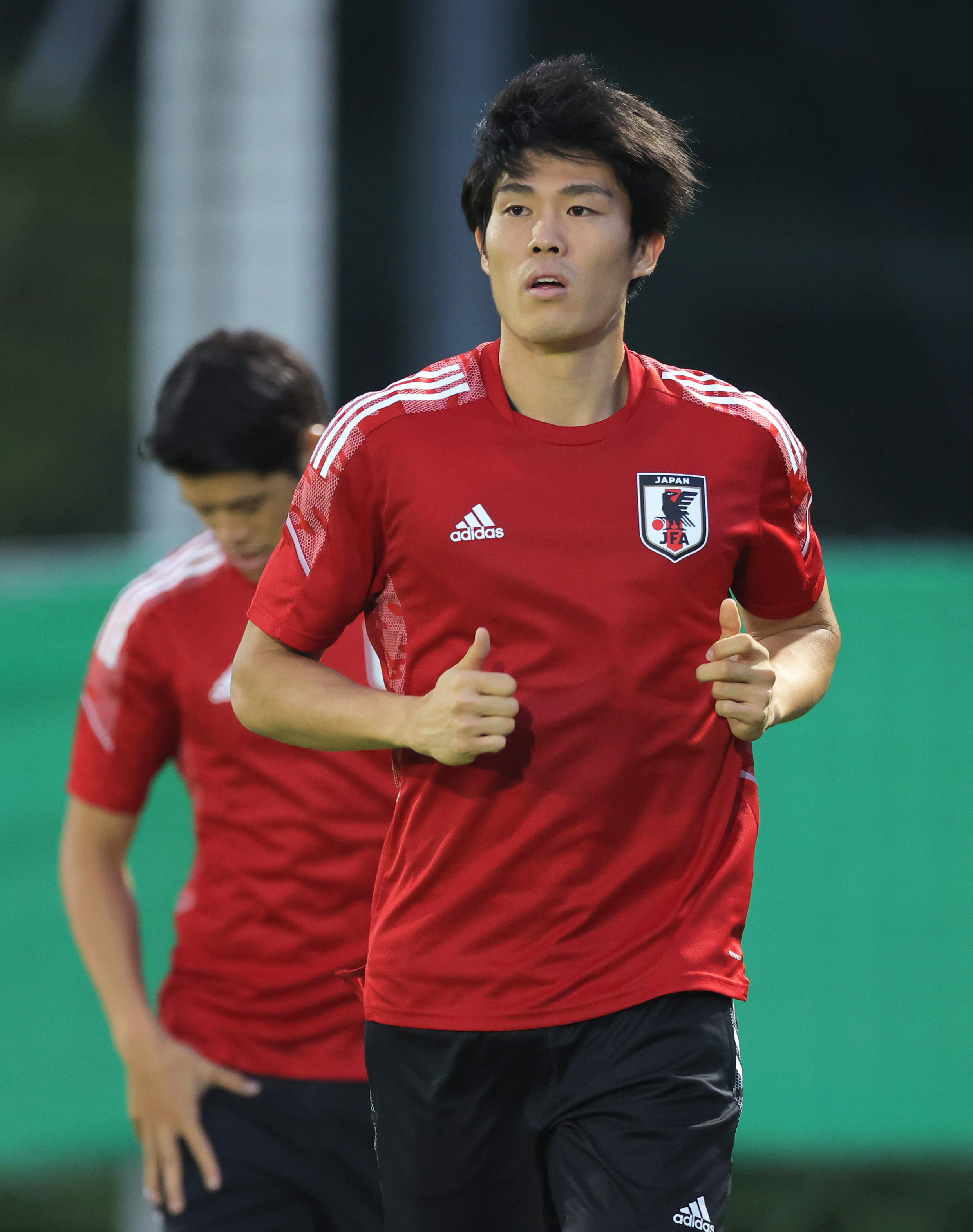 冨安の顔面を 踏みつけ 現地ｓｎｓで物議 顔の位置を確認してから 着地 トミヤスがスパイクに頭突きしたんだ ｖａｒでの判断は困難 1 2ページ イザ