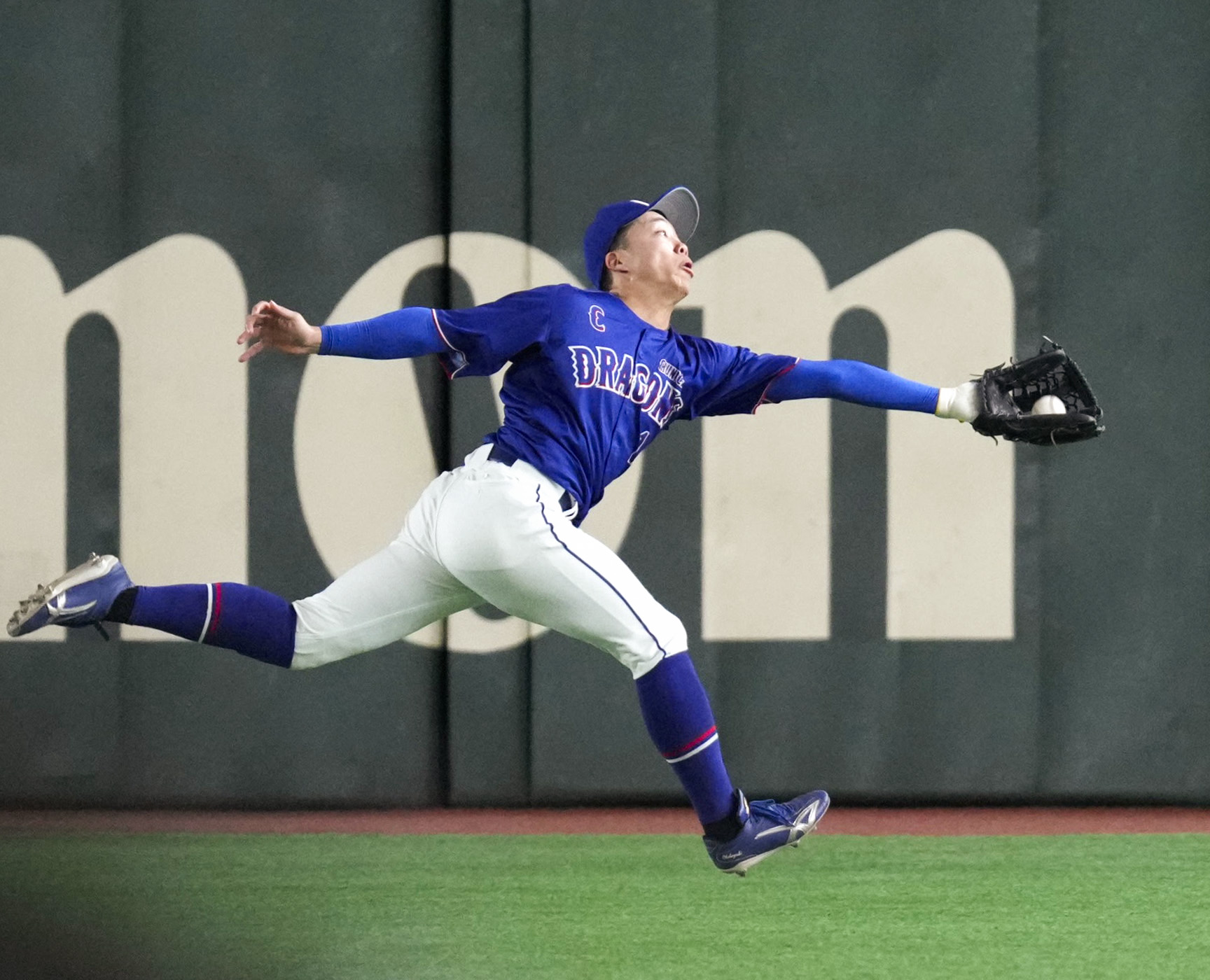 中日・岡林勇希、2死満塁救うファインプレーに決勝3ラン！巨人を下す