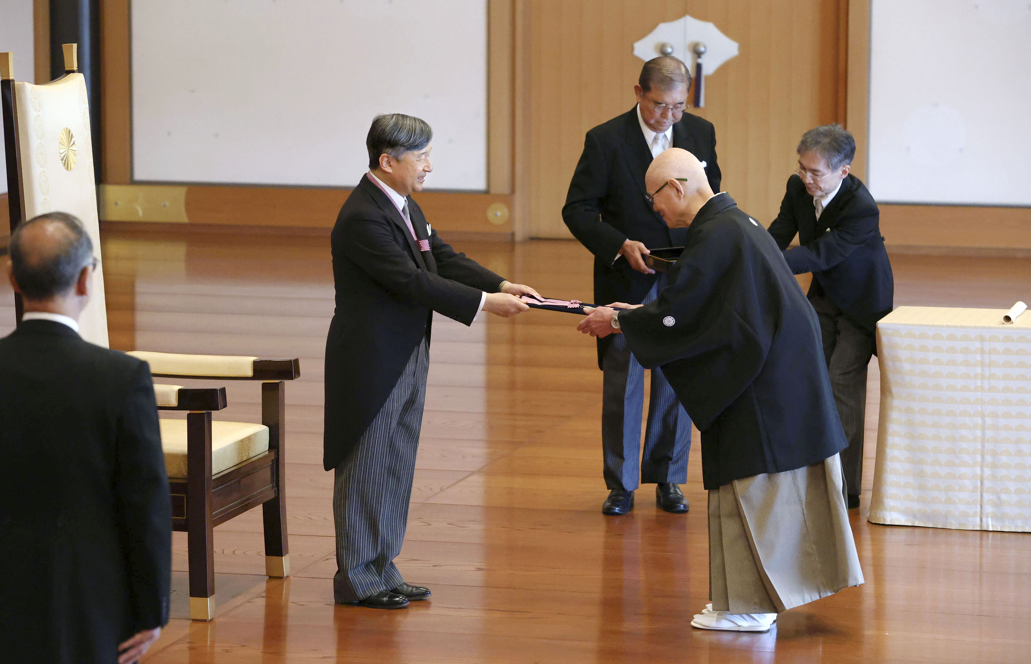 皇居で文化勲章親授式 ちばてつやさんら出席 - 産経ニュース