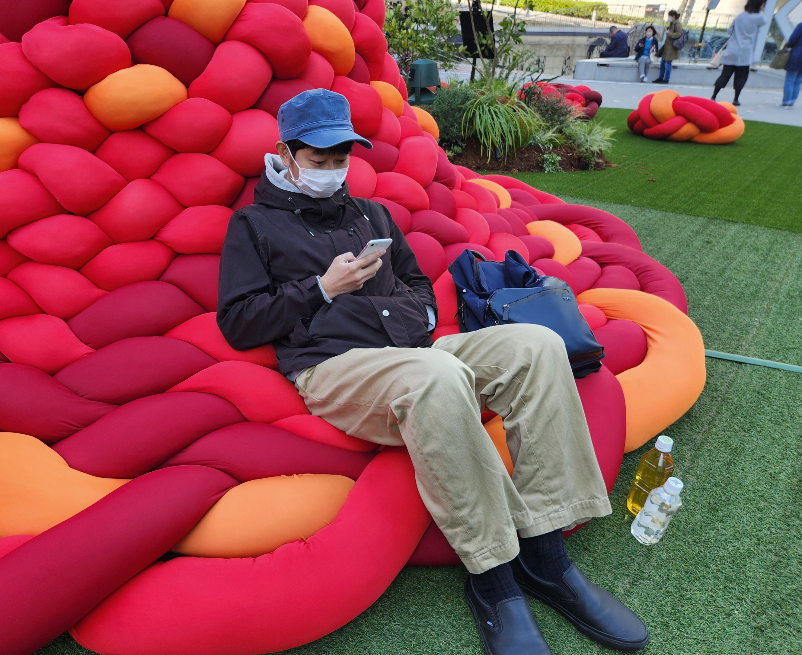 レンタルなんもしない人」が仕事で東京・赤坂の巨大クッションで