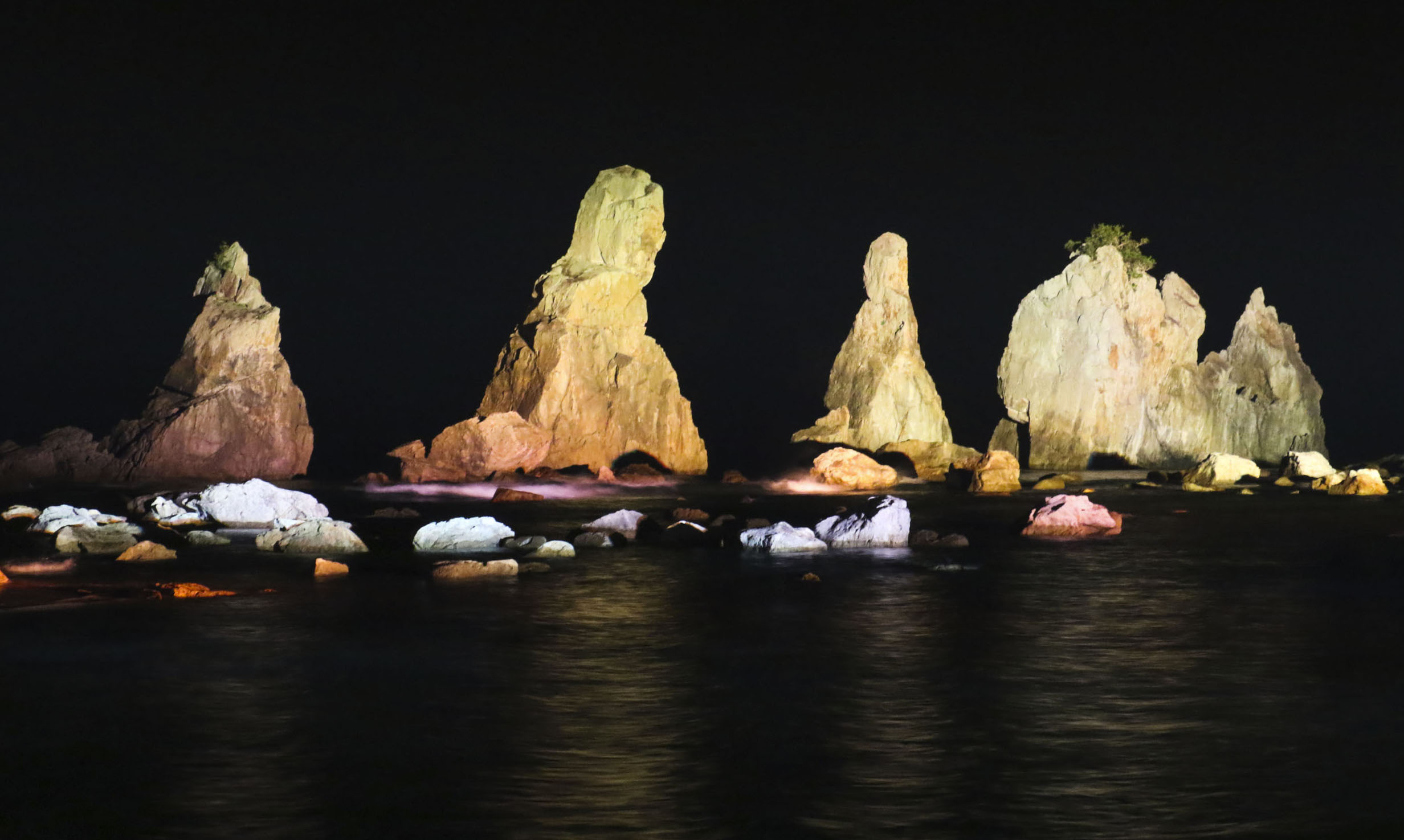 立体絵画の「海岸に並ぶ、日の出の橋杭岩」 和歌山県の絶景スポット【橋杭岩】自然が作り出した神秘のアート