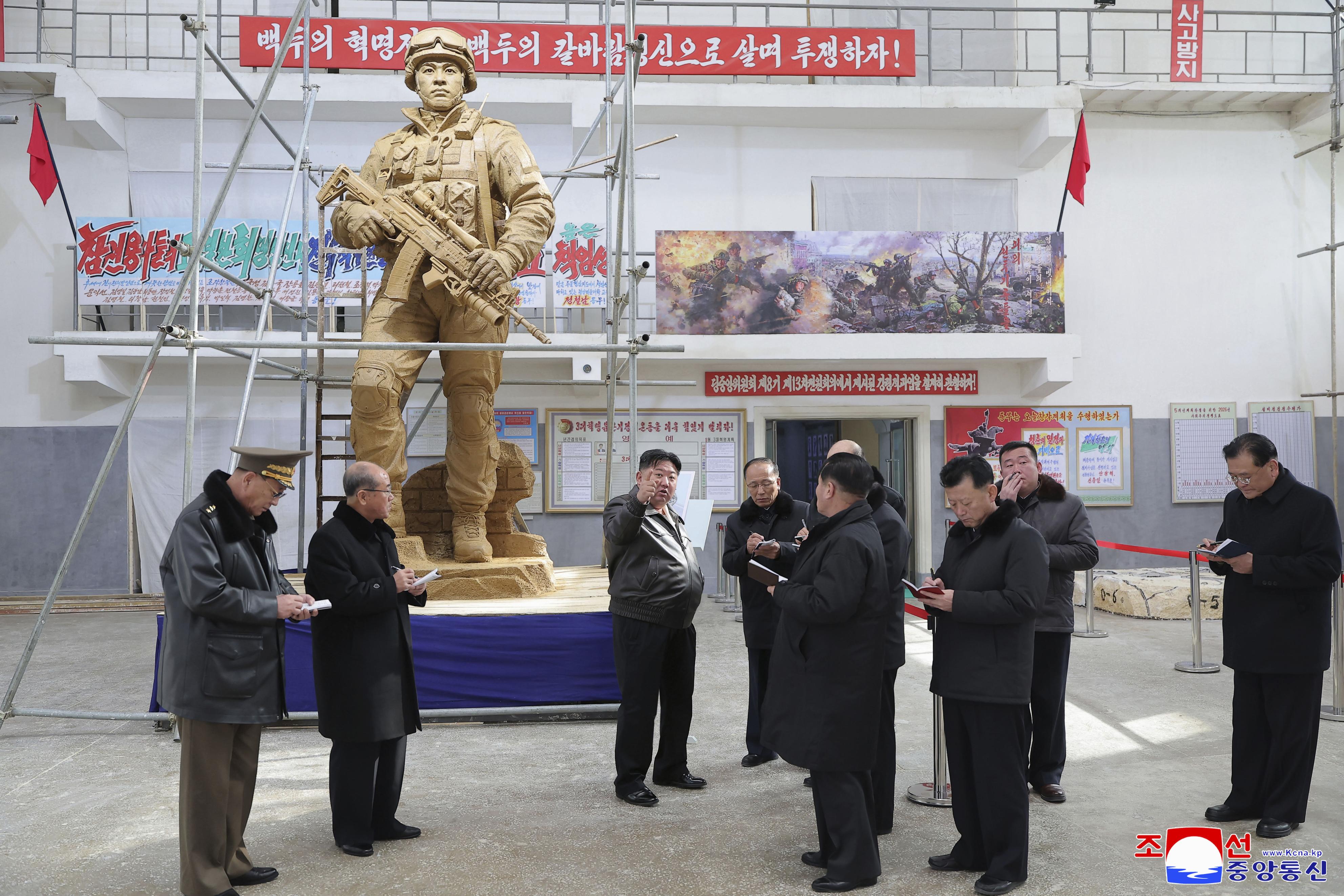 北朝鮮にロシア支援の派兵部隊の立像 「血盟関係」を後世に継承し