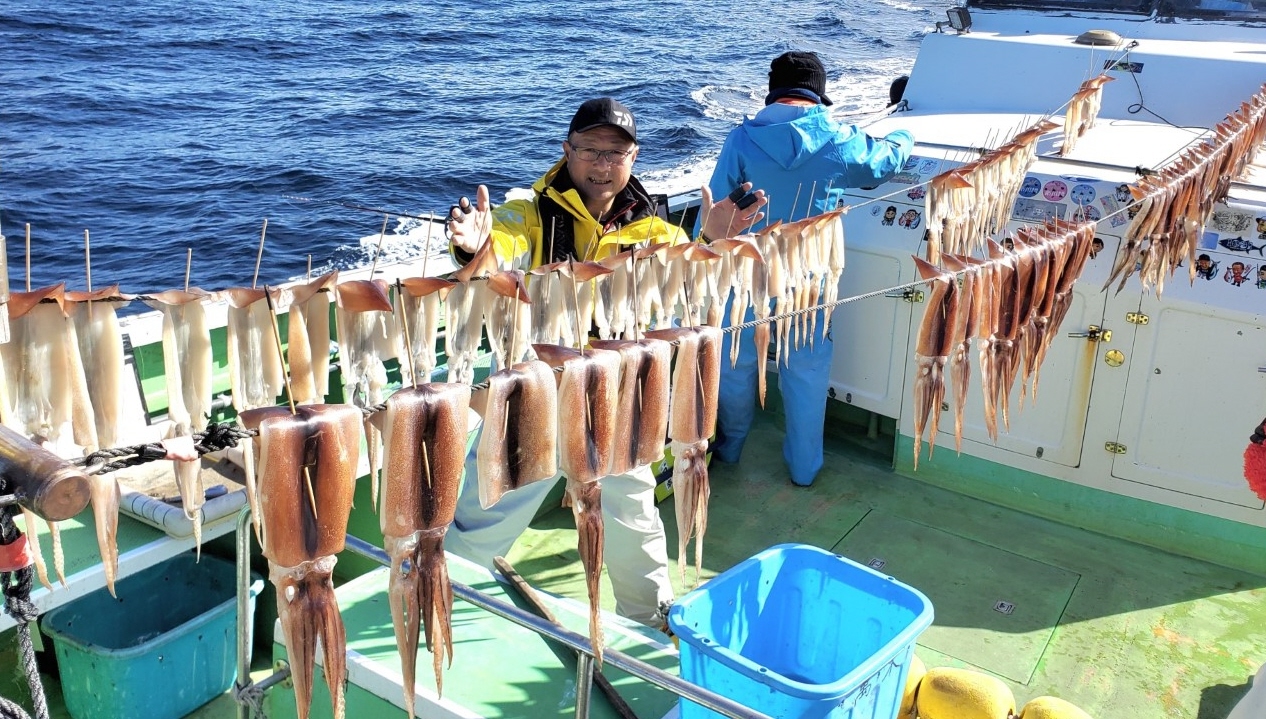 釣って食べて！ブチ楽しい】腕プルプルの重量感が醍醐味！ スルメイカ