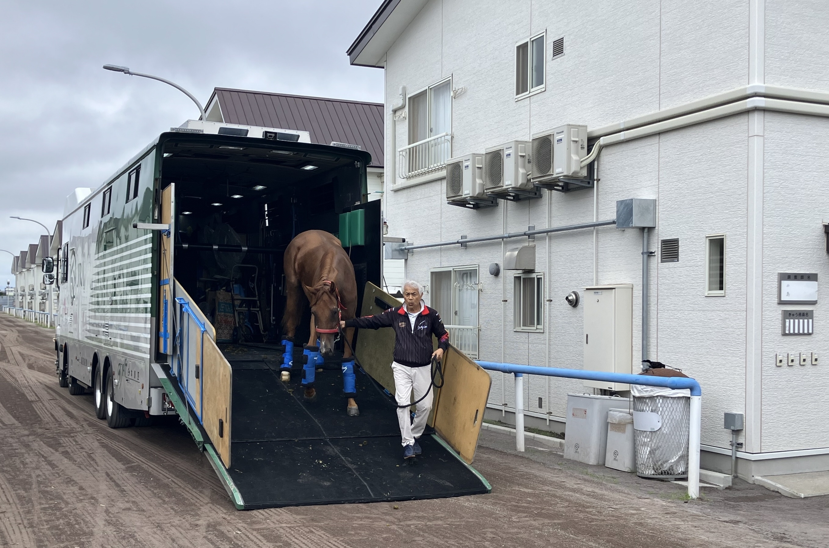 国枝栄厩務員が函館競馬場に〝初入厩〟 「滞在というのは面白い
