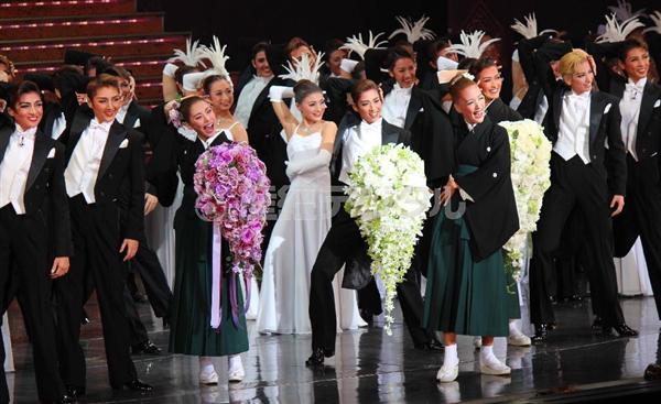 宝塚歌劇団 たくさんの恵みの雨に感謝します 花組娘役トップ 花乃まりあ 宝塚大劇場で退団公演 1 2ページ 産経ニュース