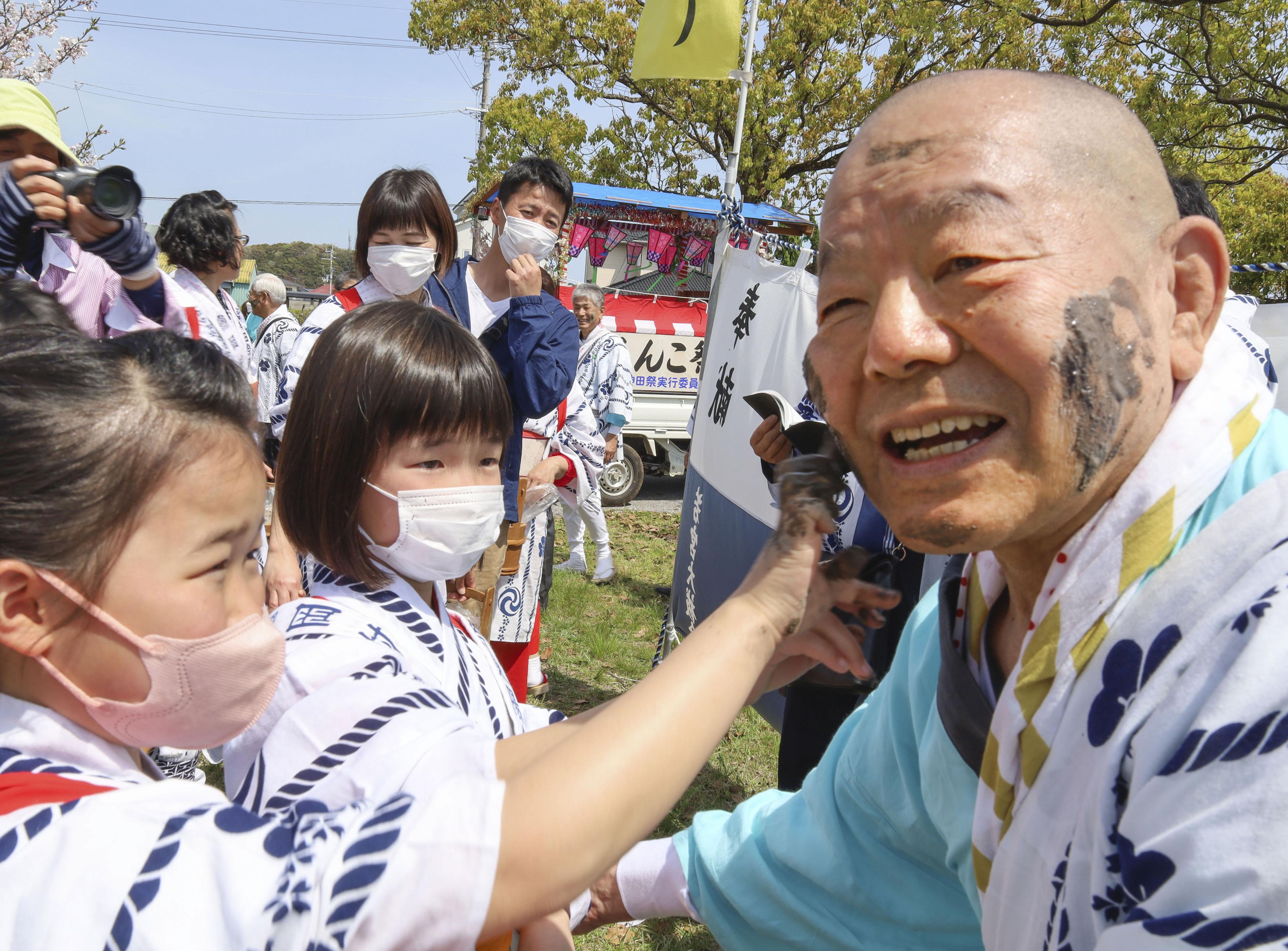 顔に泥ぺたぺた、無病息災 高知で「どろんこ祭り」 - 産経ニュース