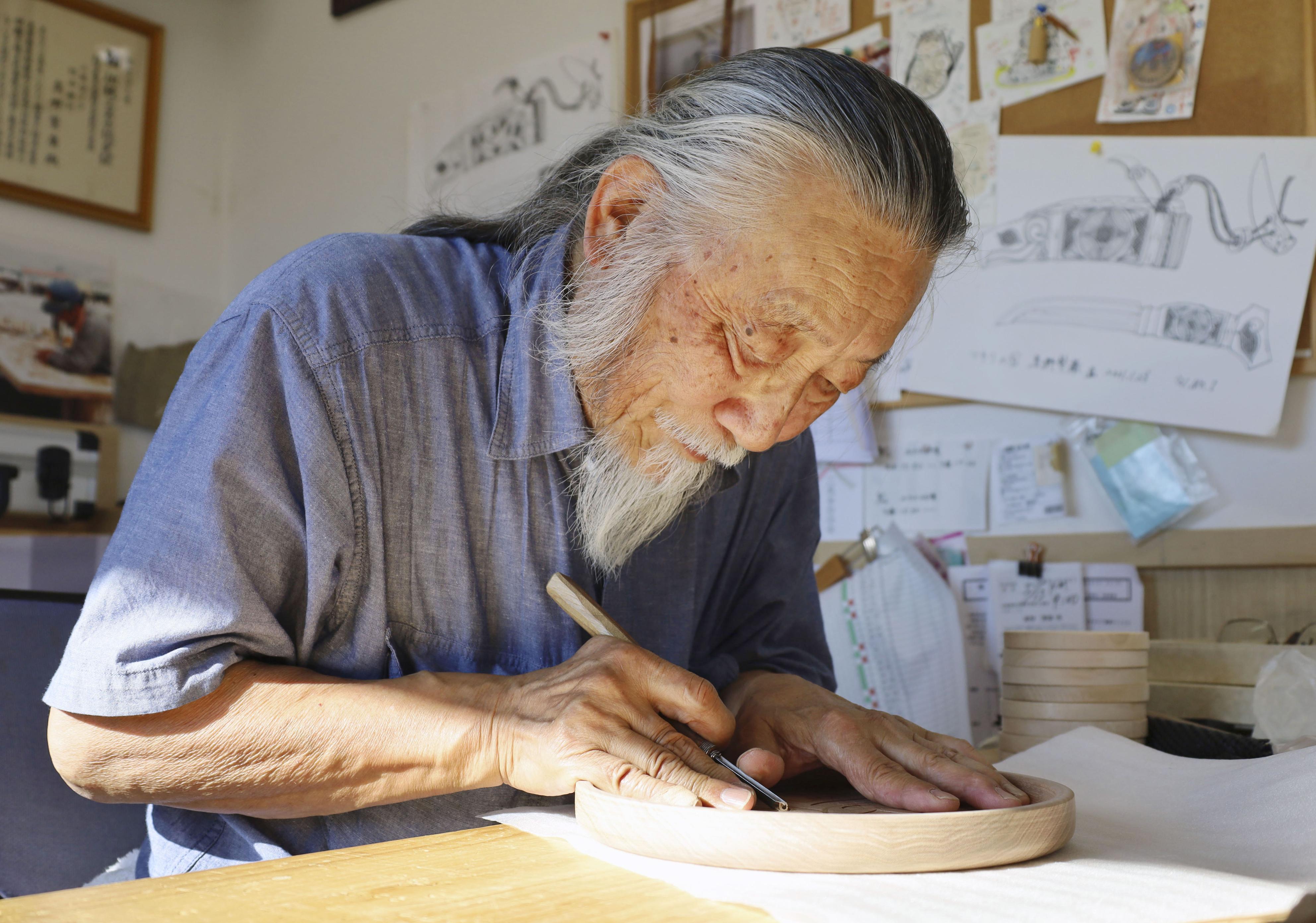 ヒッチハイクで偶然訪問、移住50年…アイヌ民具200種作る木彫り作家