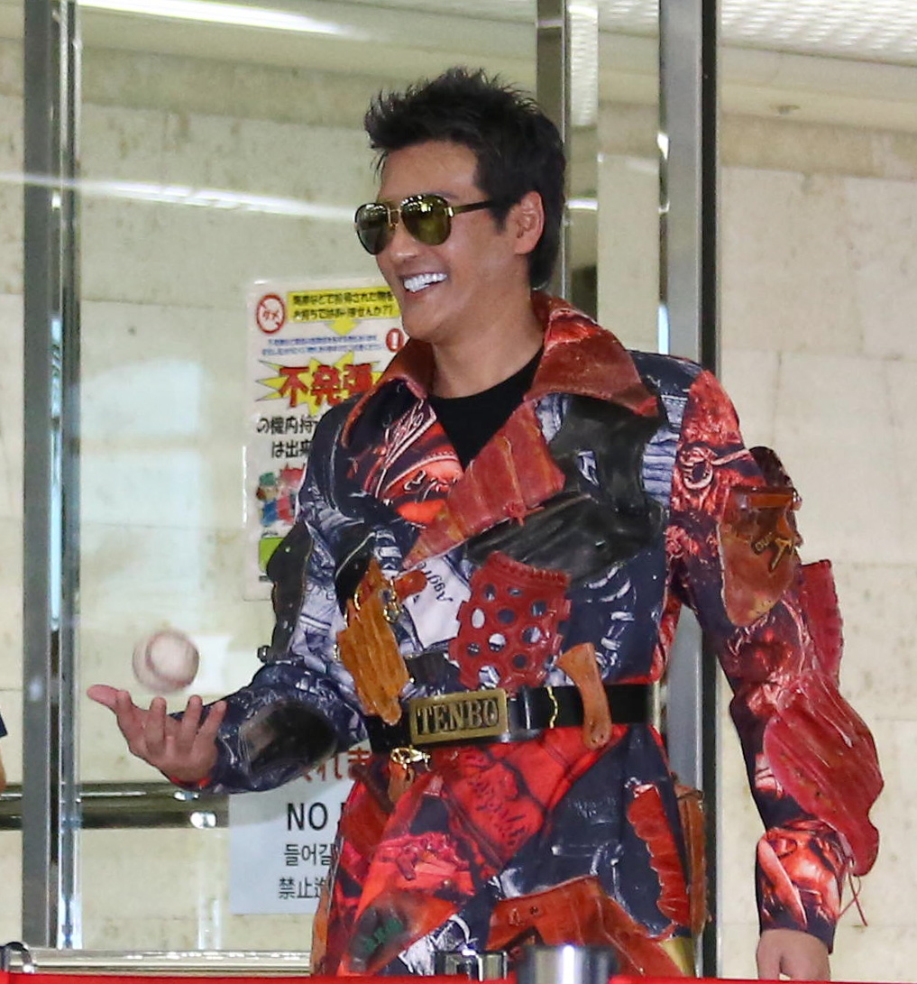 フォト特集】新庄監督、ど派手衣装で沖縄入り グラブ再利用の特注品