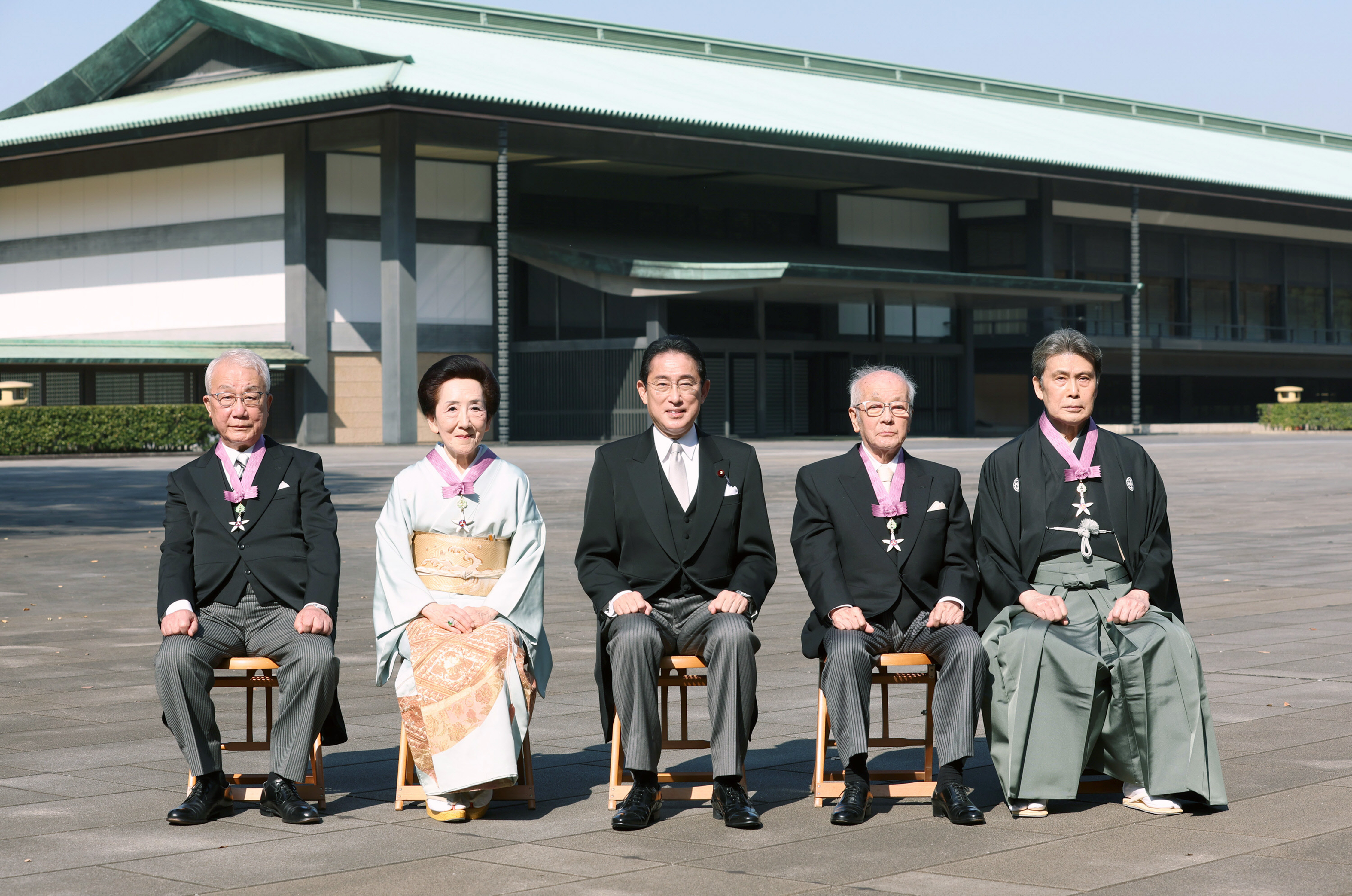 皇居で文化勲章親授式 松本白鸚さんら出席 - 産経ニュース