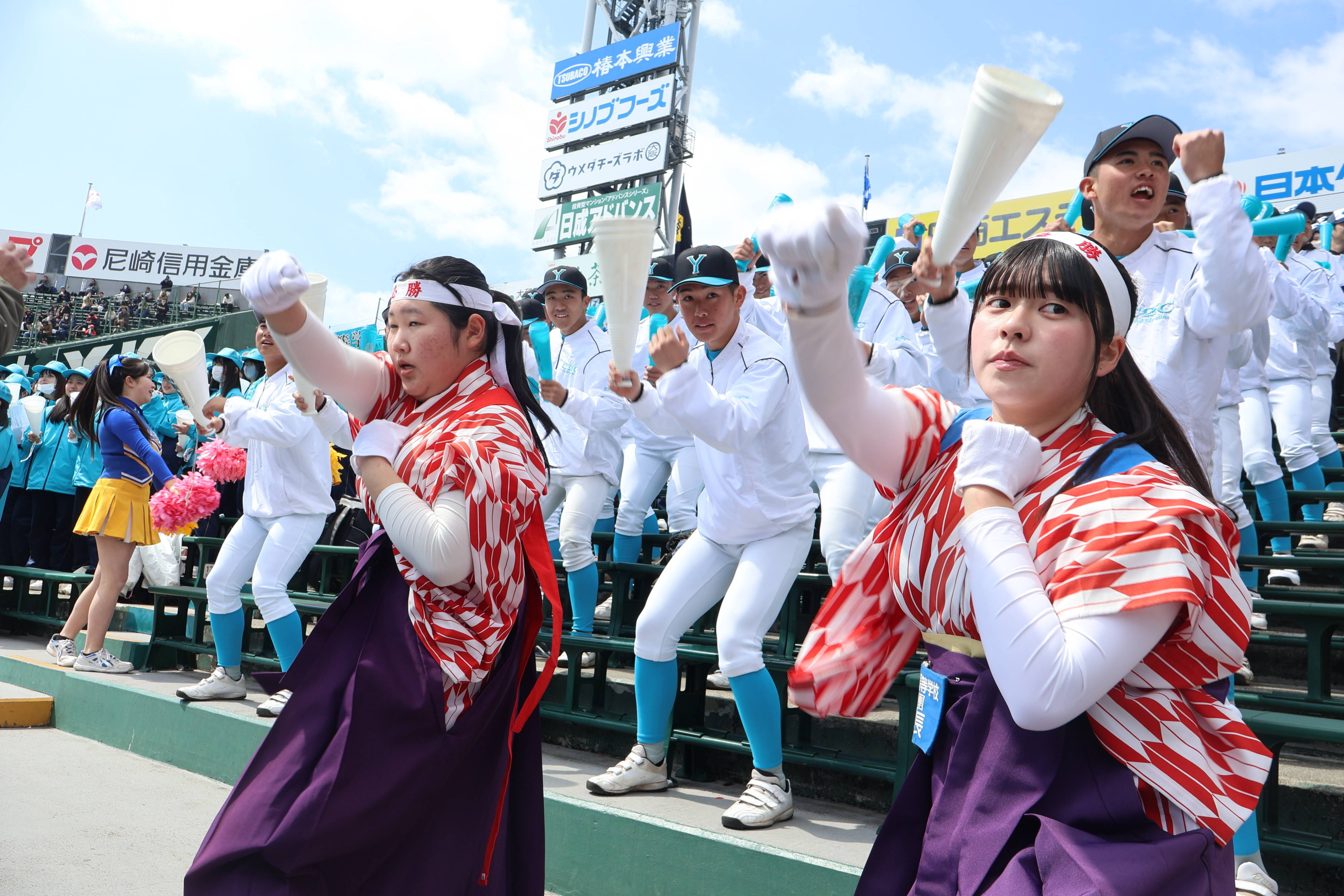 センバツ 山梨学院、天理に4点差で勝利 袴姿の応援団も力強くエール