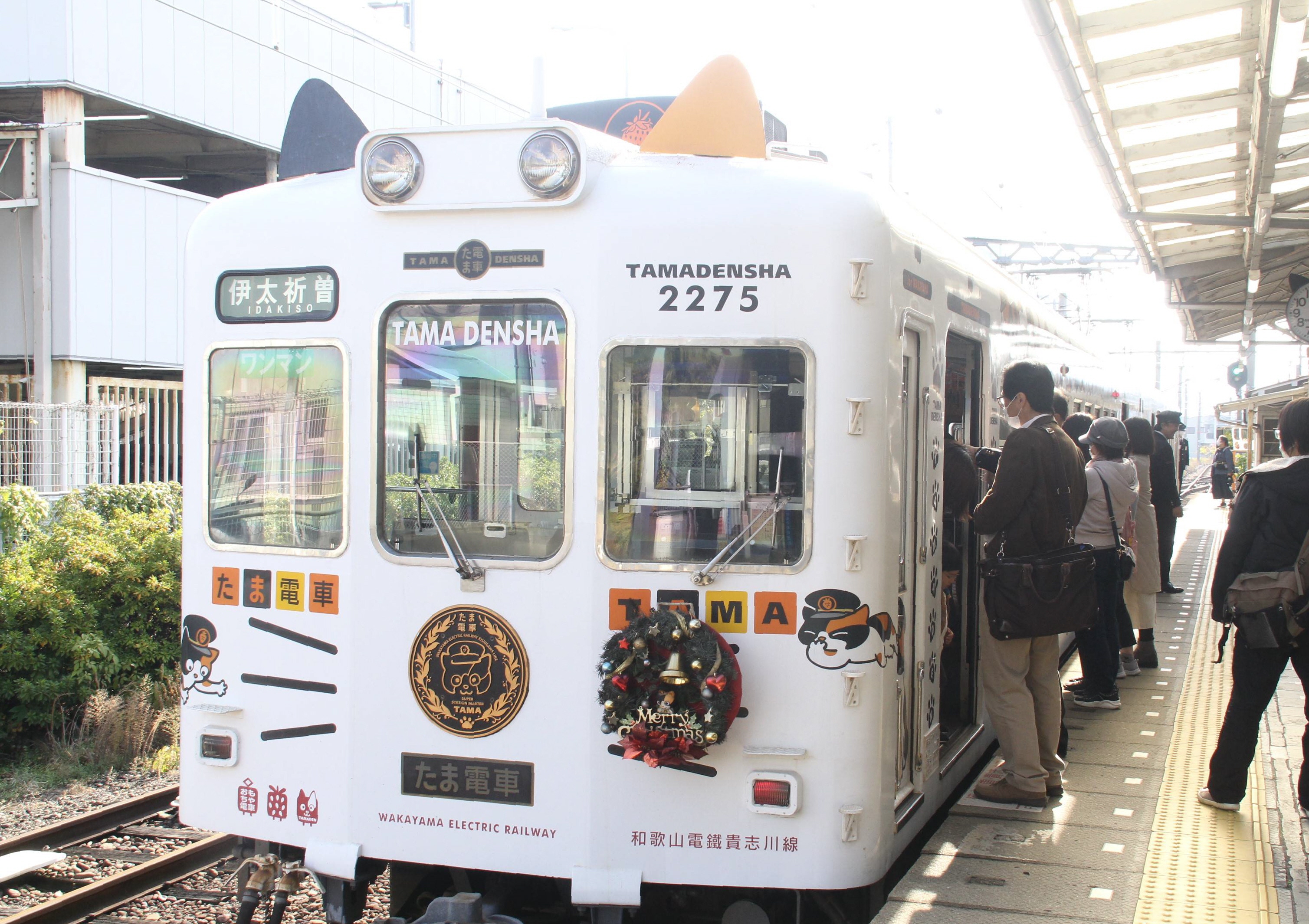 和歌山電鉄「たま駅長」が絵本に 2代目「ニタマ駅長」らお披露目